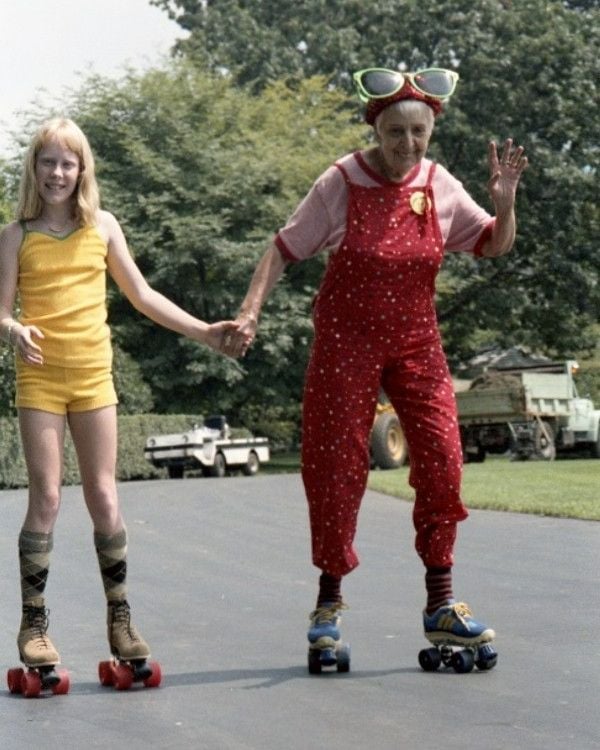 1979: Amy Carter while roller skating with Regina Long aka “Disco Granny” at the White House