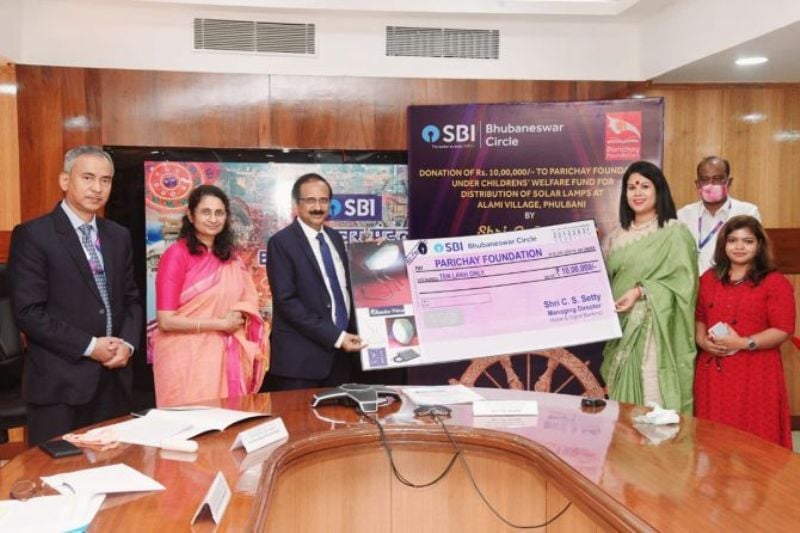24 October 2021: SBI Managing Director Challa Sreenivasulu Setty (third from the left) while presenting a cheque for CSR funds to Dr. Rosalin Patasani Mishra, the founder and president of the Parichay Foundation, in Bhubaneswar, Odisha