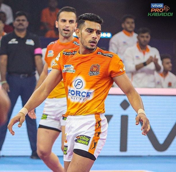 A Picture of Mohit Goyat playing during season 9 of the Pro Kabaddi League