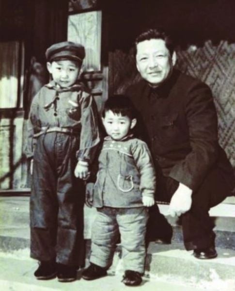 A childhood photo of Xi Jinping (left)