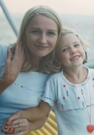 A childhood photo of Yana Karpova with her mother