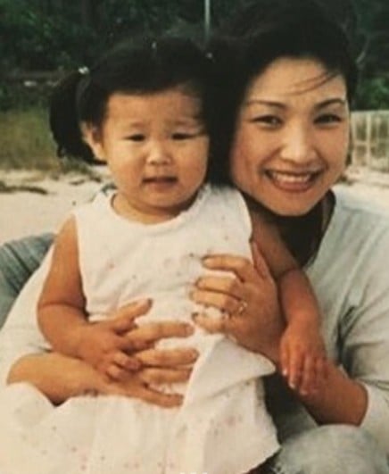 A childhood picture of Chloe Kim with her mother