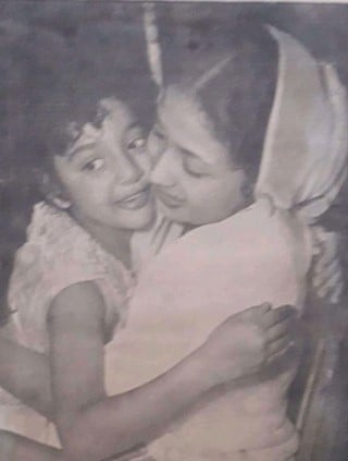 A childhood picture of Daisy Irani with Meena Kumari