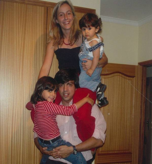 A childhood picture of Maria Craveiro (below) with her parents