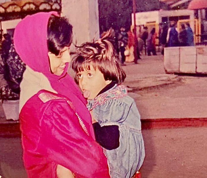 A childhood picture of Palak Jaiswal with her mother