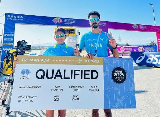 A photo of Akshdeep Singh and Priyanka Goswami holding qualification voucher of Paris Olympics 2024