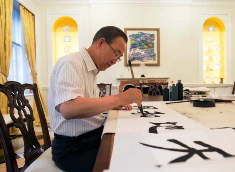 A photo of Ban Ki-moon taken while he was doing calligraphy in Mandarin at his home