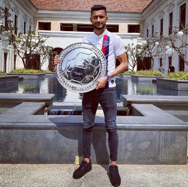 A photo of Manvir Singh with League title 2019-2020