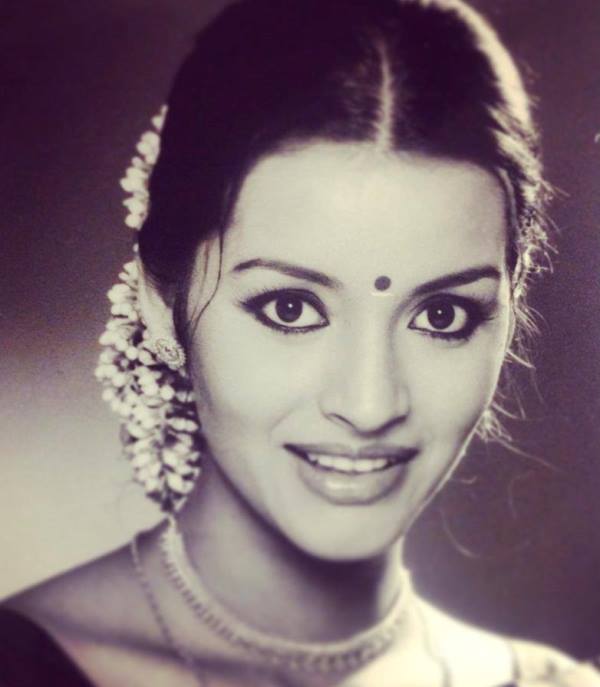 A photo of Renu Desai taken in 2001