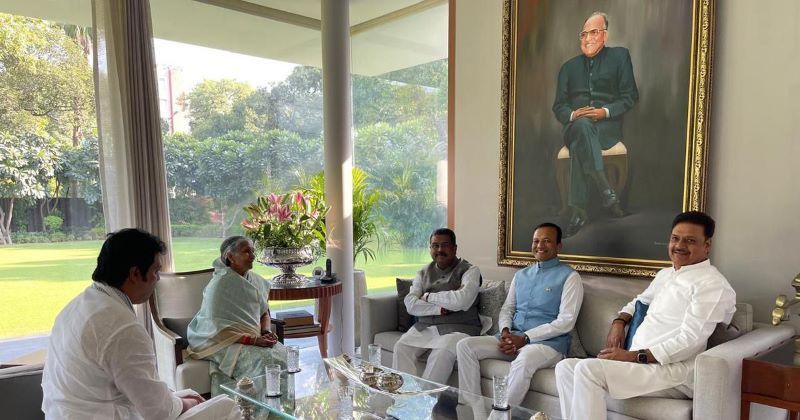 A photo of Savitri taken with Dharmendra Pradhan and Biplab Deb