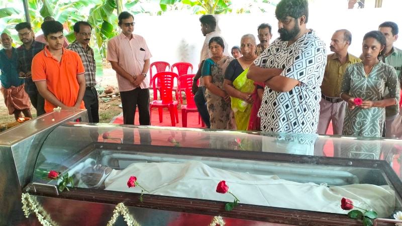 A photograph of Joju George attending the last rites of Harish Pengan