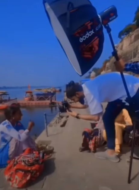 A photographer clicking Monalisa