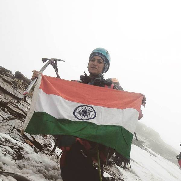 A picture of Baljeet Kaur holding the Indian flag at the Friendship Peak