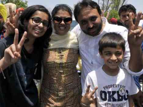 (From left to right) Seerat Kaur Mann, Inderpreet Kaur, Bhagwant Mann, and Dilshan Mann, celebrating Bhagwant Mann’s victory in the 2014 Lok Sabha polls in Sangrur, Punjab, on a ticket from the Aam Aadmi Party (AAP)