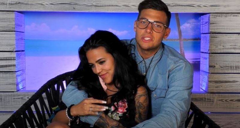 A picture of Elena Miras with Jan Sokolowsky in a still from the German dating reality television series Love Island (2017)