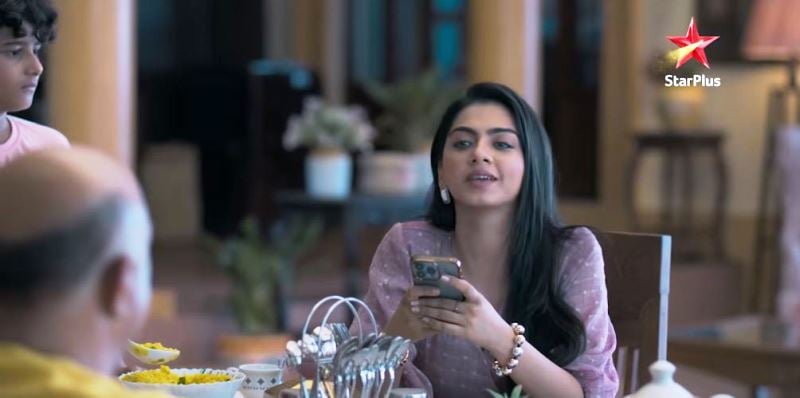 Garvita Sadhwani as Mrunal Karmarkar in the TV show Baatein Kuch Ankahee Si (2023)