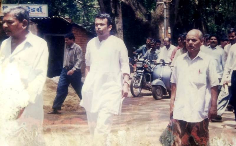 A picture of Jayant M. Tinaikar (centre) when he led an agitation against Telgi in Khanapur, Karnataka