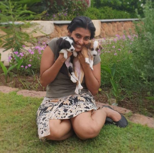 A picture of Kasthuri Shankar with puppies