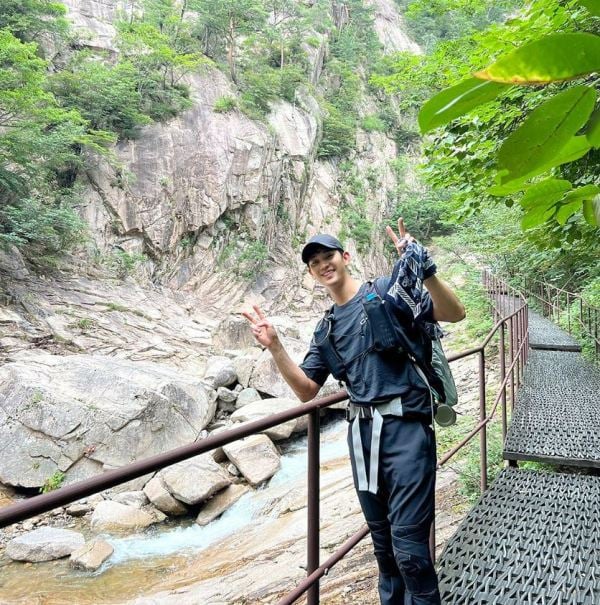 A picture of Kim Soo-hyun from one of his vacations