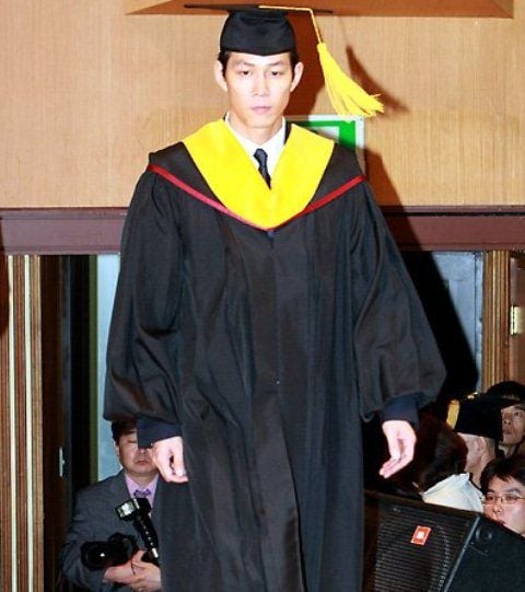 A picture of Lee Jung-jae on the day he was awarded his master