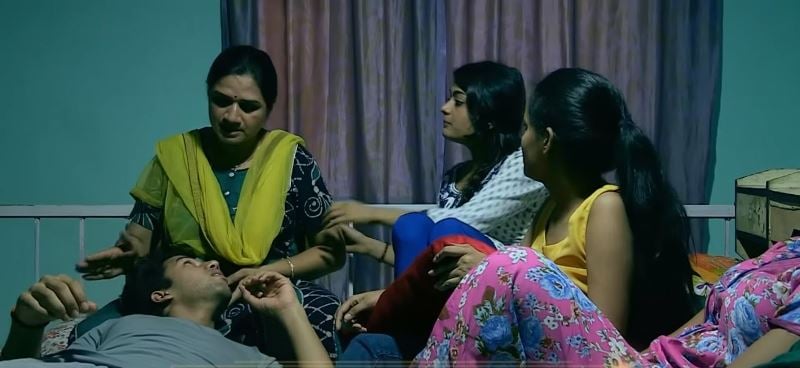  Neetu Pandey (wearing yellow) in an episode of Crime Patrol Dial 100
