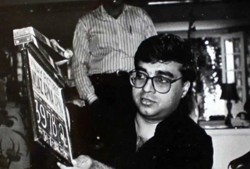 A picture of Rajkumar Santoshi on the sets of the Bollywood film Andaz Apna Apna (1994)