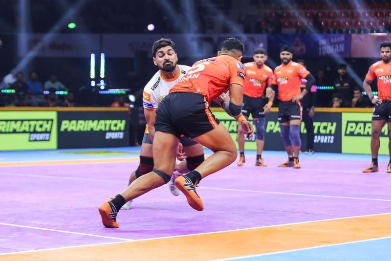 A picture of Sanket Sawant playing during season 10 of the Pro Kabaddi League