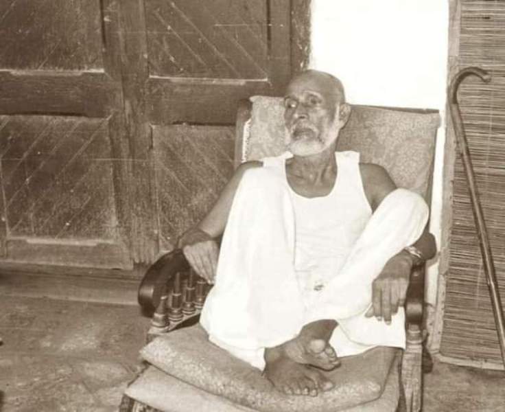 A picture of Shri Ram Chandra of Shahjahanpur while resting on a chair