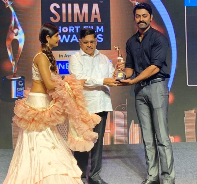 Tarak Ponnappa receiving an award at SIIMA Short Film Awards (2019)