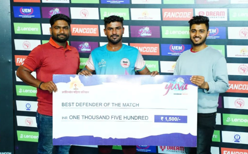 A picture of Vaibhav Kamble (centre) receiving cash prize during Yuva Kabaddi Series 2023