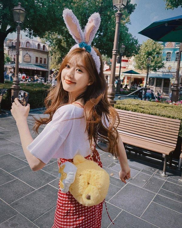 A picture of Zhao Lusi from one of her vacations