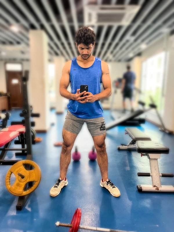 A selfie taken by Arjun Chakrabarty while exercising in the gym