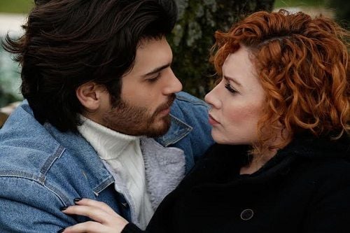 A still from the TV series İnadına Aşk