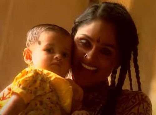 A still from the song Choti Choti Batein