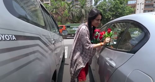 A still from the song Khushi Waali Khushi