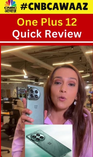 A still of Shibani Gharat giving mobile review in Tech Guru with Shibani Gharat