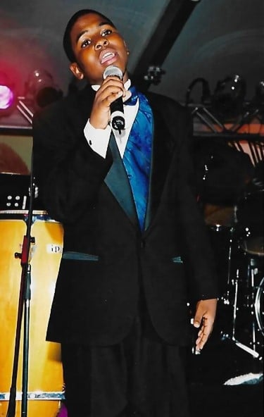A teenage picture of Jason Derulo while singing at an event