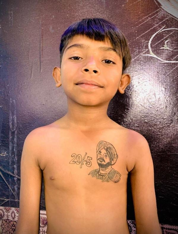 A temparory tattoo of Sidhu Moose Wala on the left side of Gagan