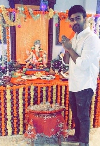 Aarya Babbar with an idol of lord Ganesha