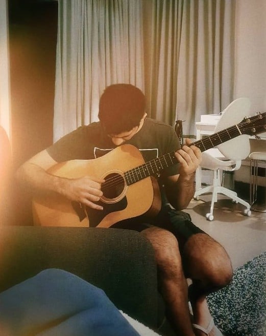 Aaryamann Sethi playing guitar