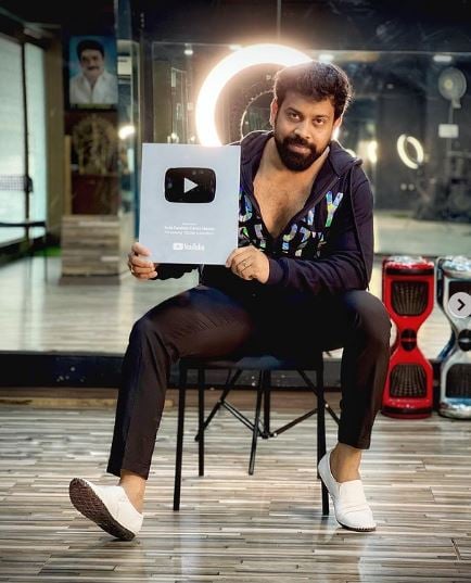 Aata Sandeep with his Silver YouTube Play Button