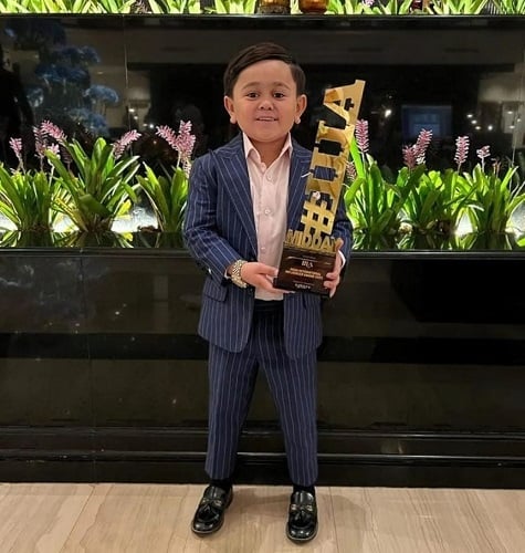 Abdu Rozik holding his award