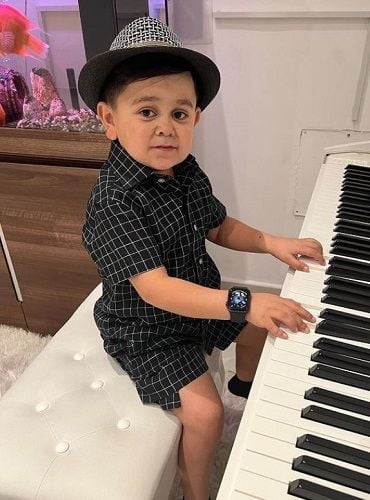 Abdu Rozik playing musical keyboard