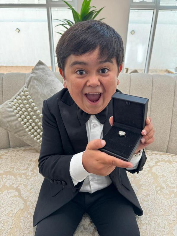 Abdu Rozik showing his engagement ring