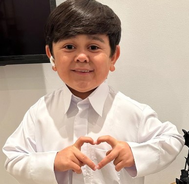 Abdu Rozik while showing a heart sign