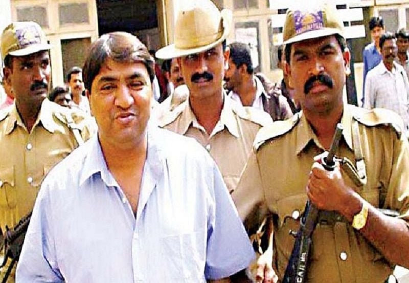 Abdul Karim Telgi being taken to jail by the police