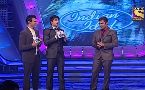 Abhijeet Sawant as a host in Indian Idol season 5