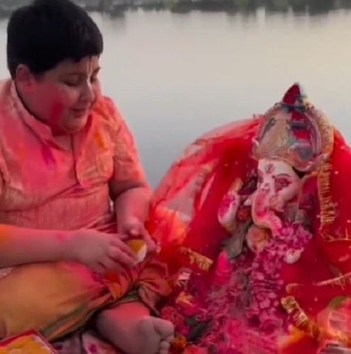 Abhinav Arora crying during Ganpati Visarjan
