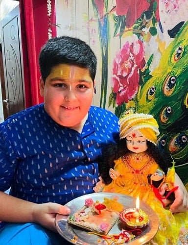 Abhinav Arora with an idol of lord Krishna