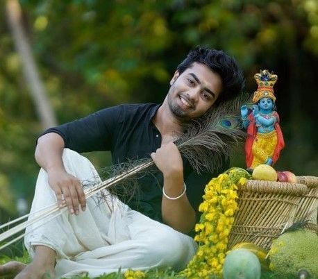 Abishek Udayakumar with idol of Lord Vishnu